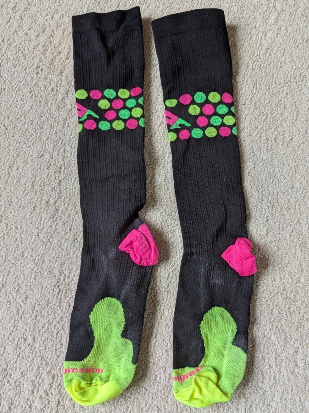 PRO Compression S/M Marathon Knee High Compression Socks Neon Dots Black Running
